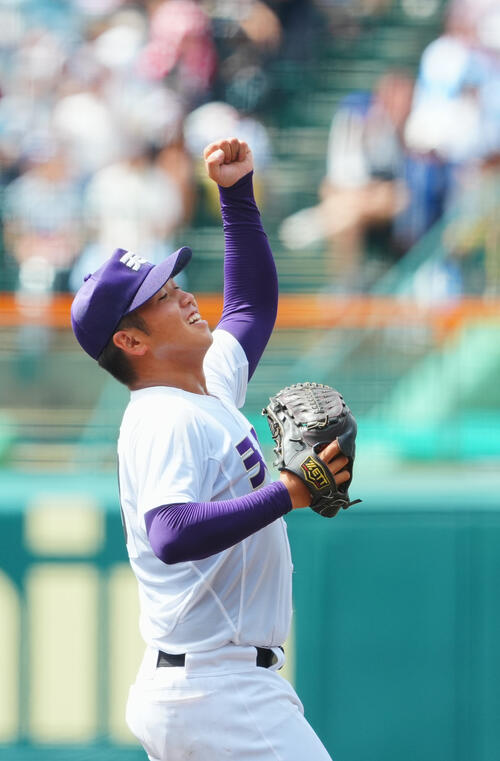 天理対三重 完封勝利の天理・橋本桜佑は高々にガッツポーズする(撮影・垰建太)