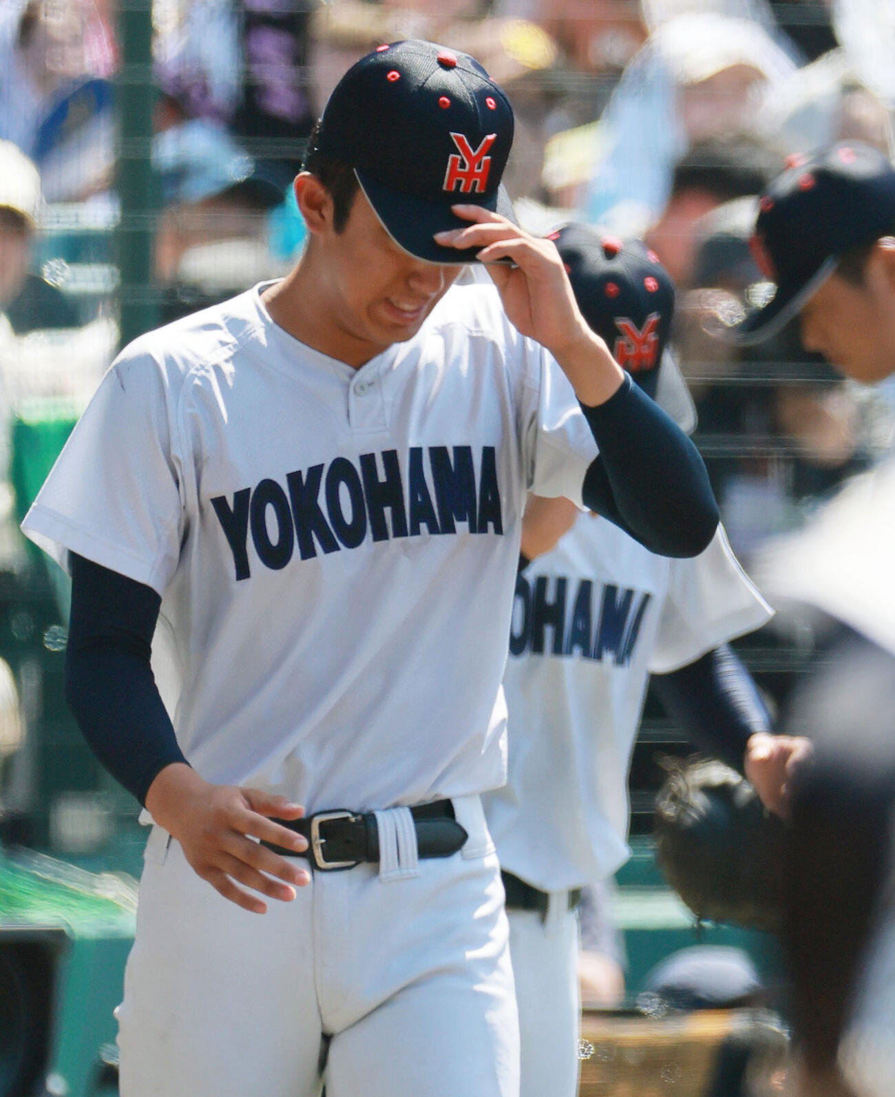 横浜対智弁和歌山　智弁和歌山に敗れベンチを出る横浜の織田翔希（撮影・上山淳一）