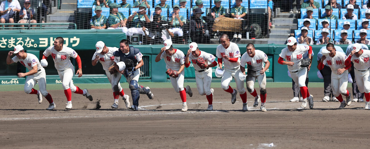 智弁和歌山対横浜　決勝進出が決まり応援団の前にダッシュする智弁和歌山ナイン（撮影・西尾就之）