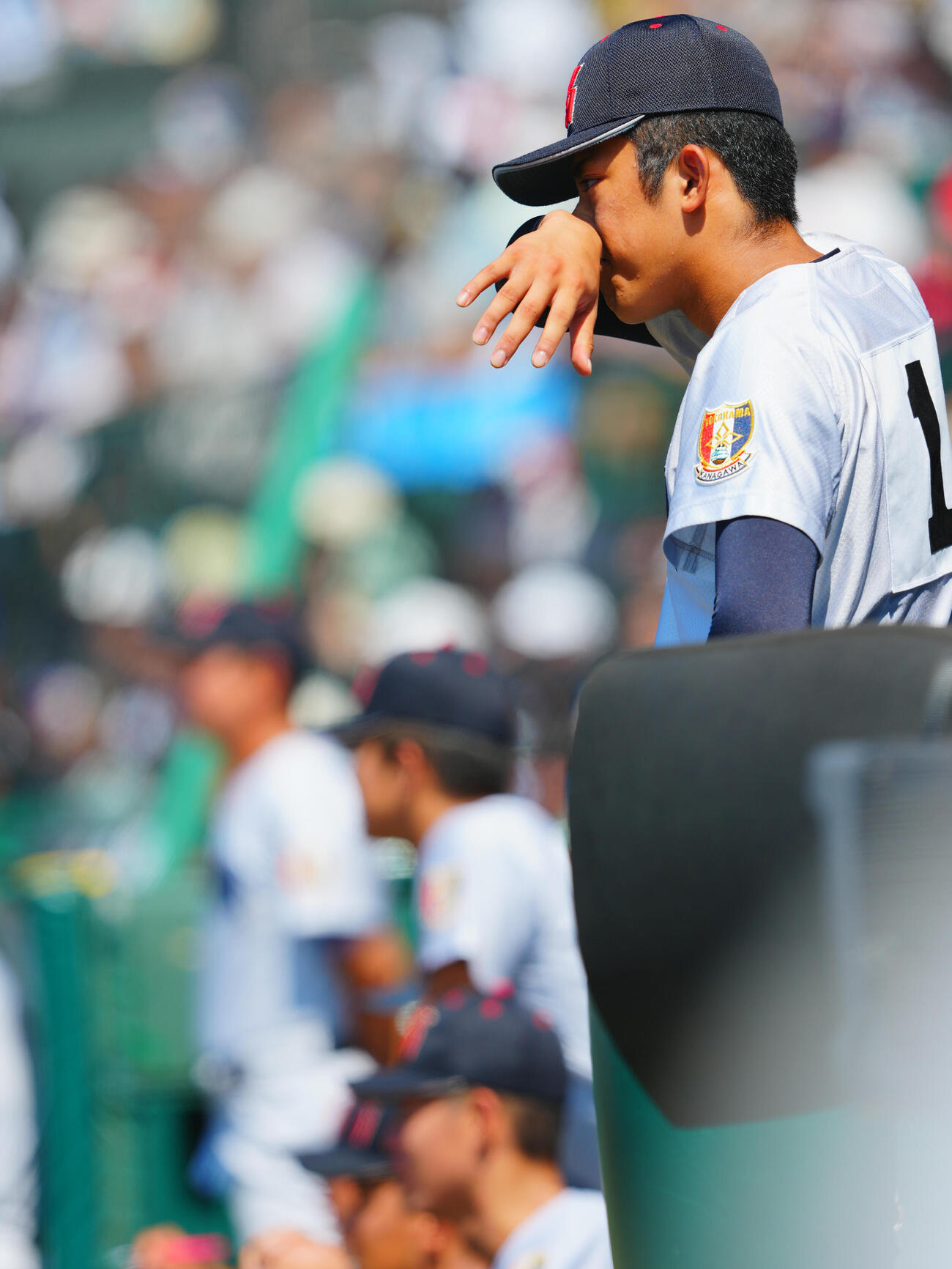 横浜対智弁和歌山　9回表、
ベンチで涙をぬぐいながら戦況を見つめる横浜・織田翔希（撮影・垰建太）