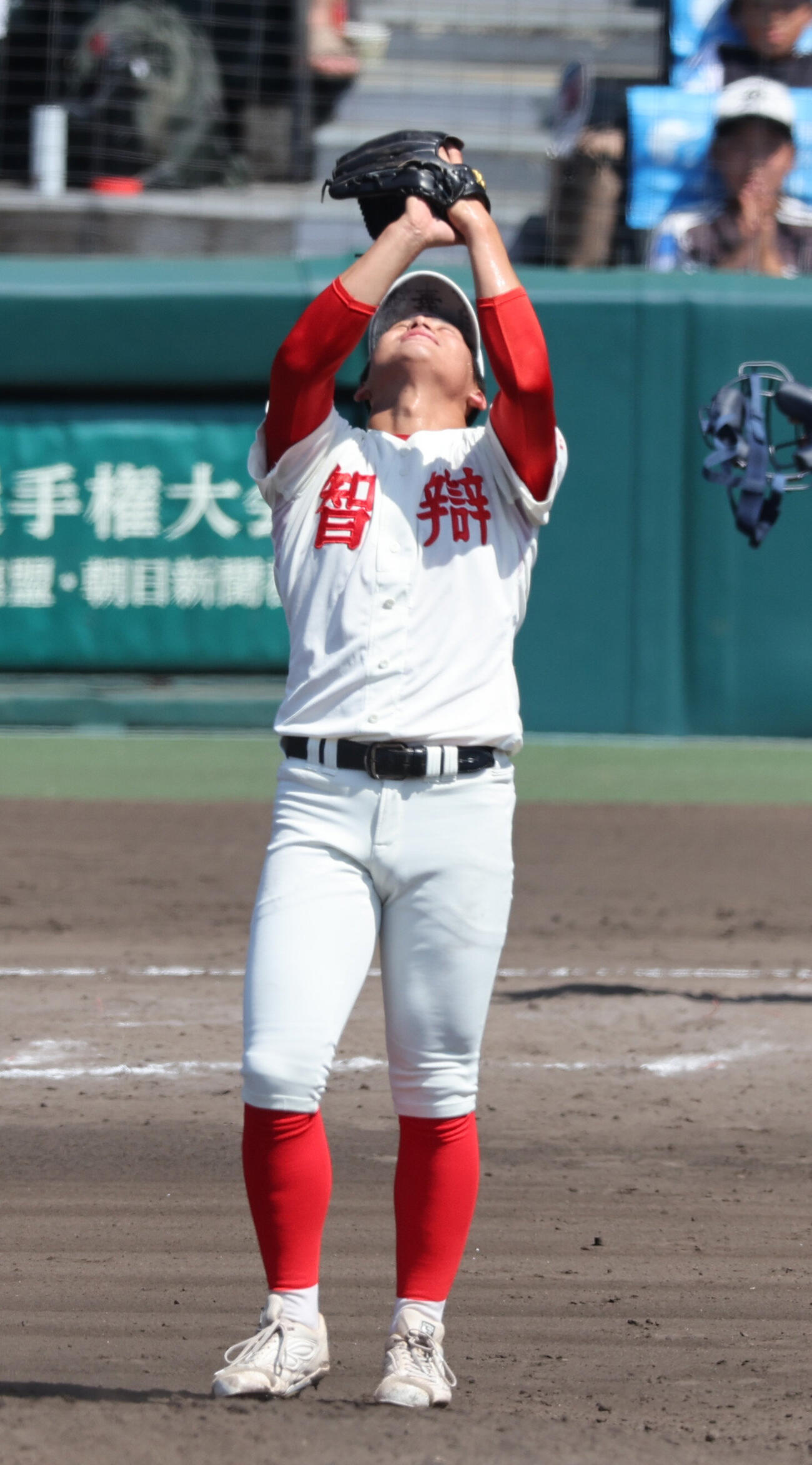 智弁和歌山対横浜　最後の打者を打ち取り、天を仰ぐ智弁和歌山久葉亮太（撮影・西尾就之）