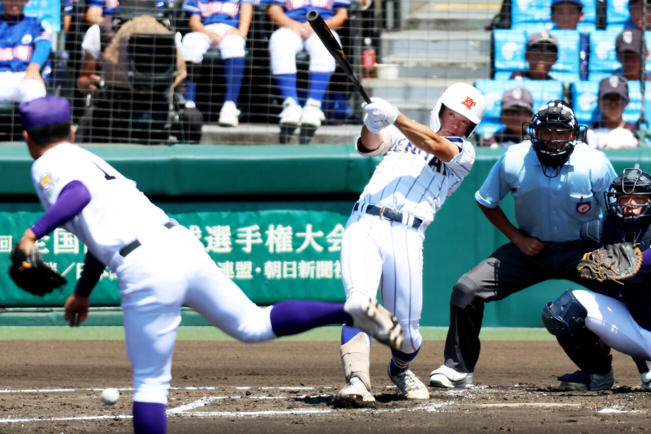 天理－健大高崎　一回裏健大高崎1死一、二塁、佐藤は右前に先制適時打を放つ=内海日和撮影
