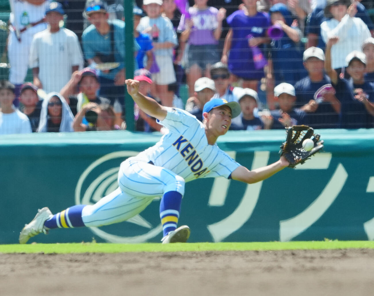 天理対健大高崎　9回表天理1死二塁、田畑龍二の打球を好捕する狩野蓮義（撮影・垰建太）