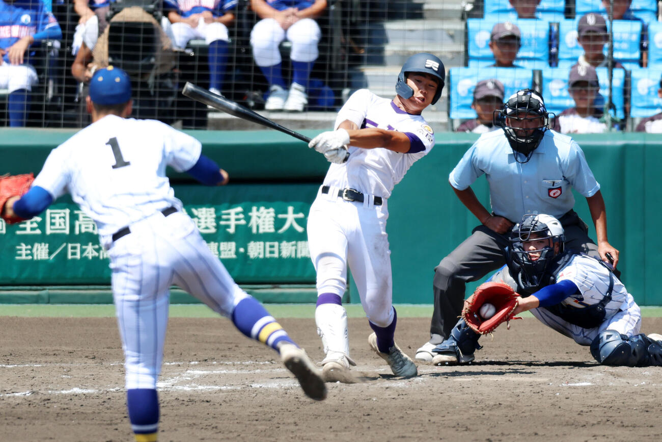 天理－健大高崎　九回表天理2死満塁、関村は空振り三振に倒れ試合終了。健大高崎の投手石垣、捕手大岩=内海日和撮影