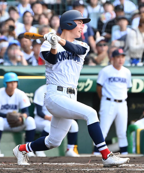 智弁和歌山対横浜 1回表横浜1死、田島陽翔はチーム初安打を放つ(撮影・西尾就之)