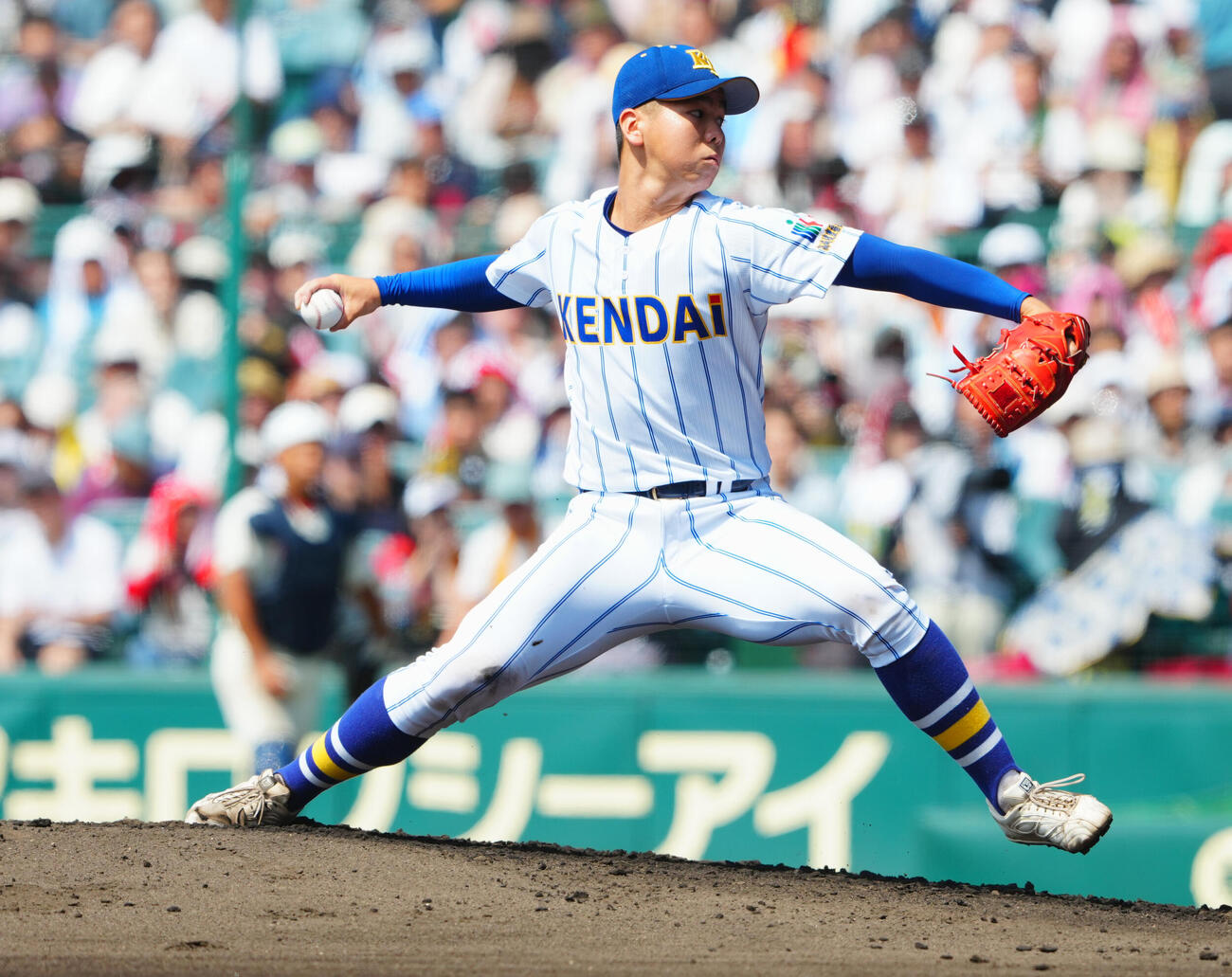 甲子園球場に入る智弁和歌山・中谷仁監督（左）とナイン（撮影・上田博志）