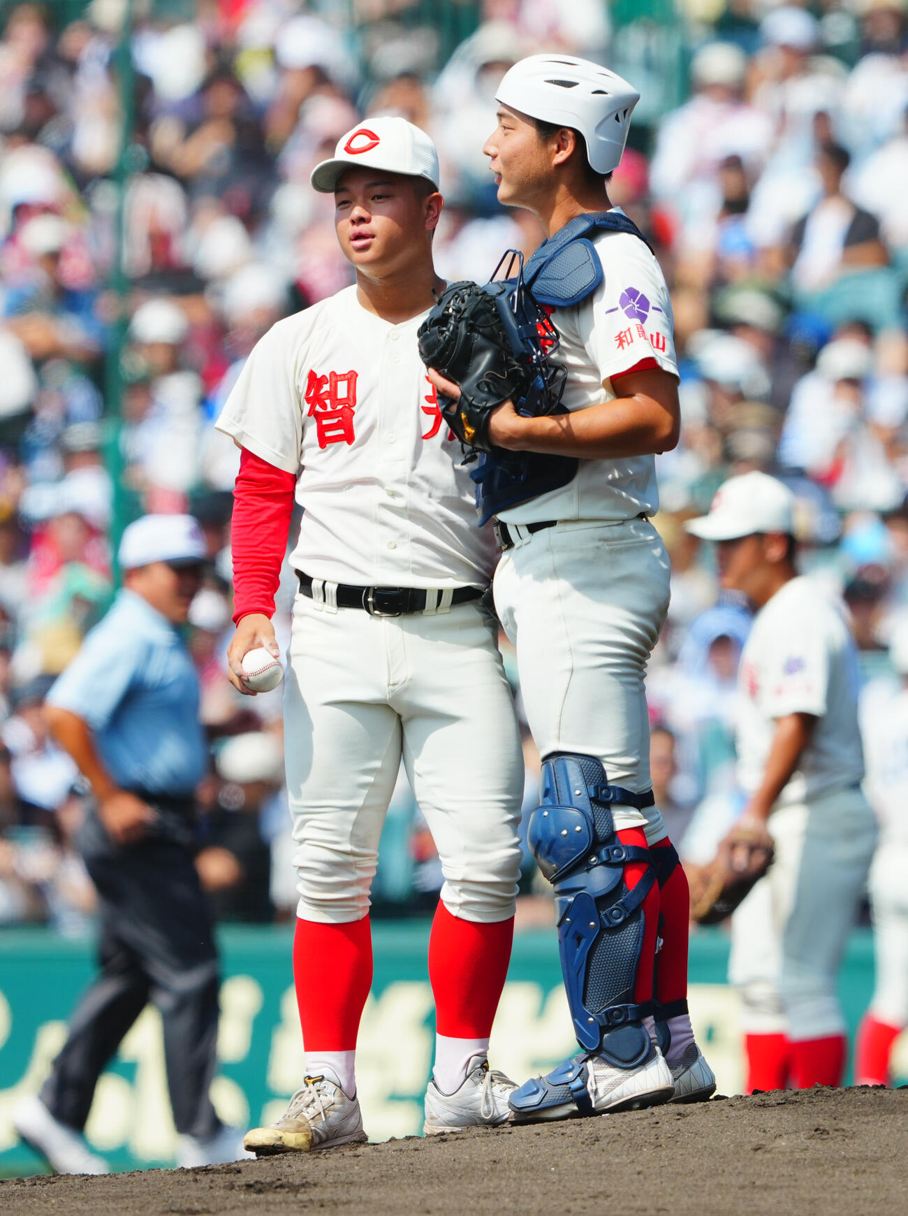 甲子園球場に入る健大高崎・青柳博文監督（左）とナイン（撮影・上田博志）