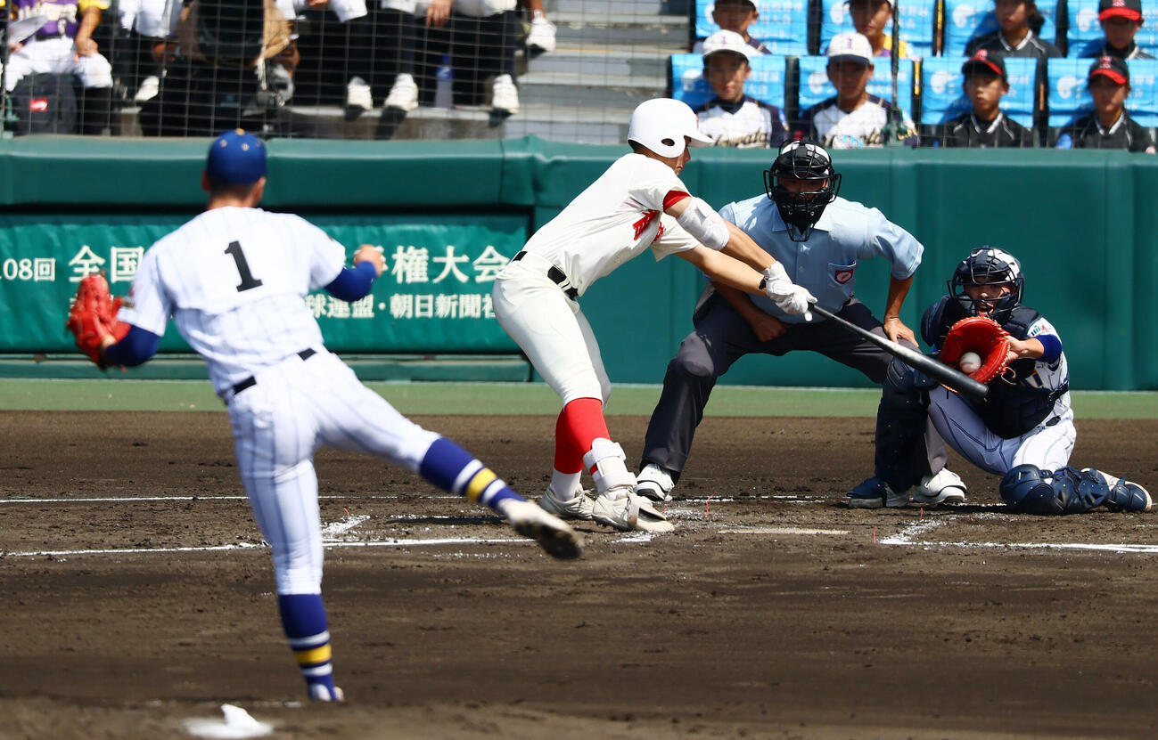 甲子園球場に入る智弁和歌山・中谷仁監督（左）と健大高崎・青柳博文監督は握手を交わして健闘を誓い合う（撮影・上田博志）