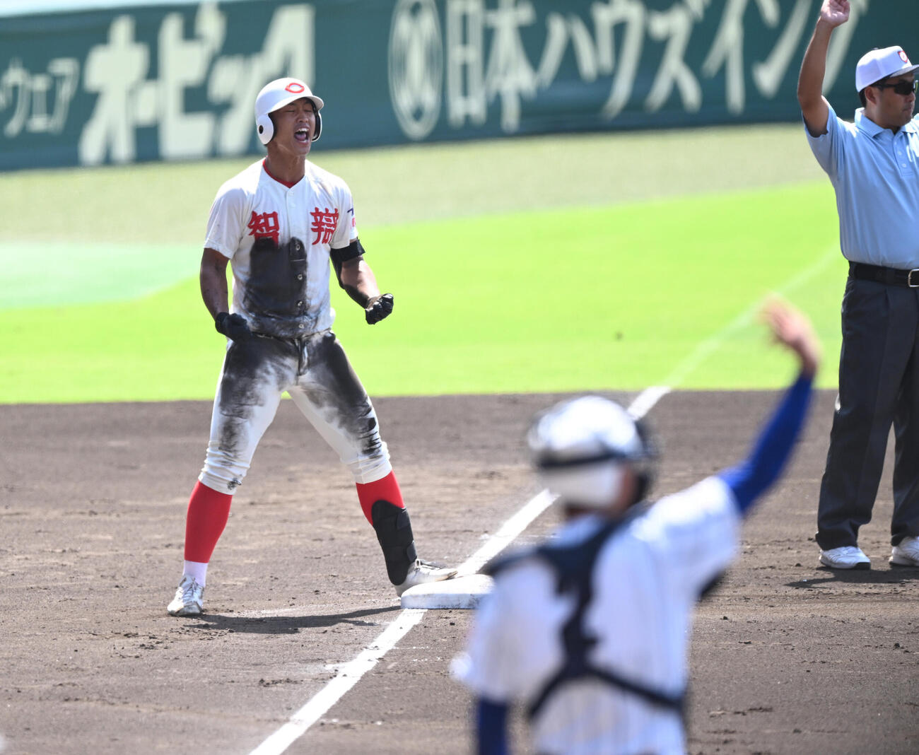 智弁和歌山対健大高崎　2回裏1死二塁、適時三塁打を放ち塁上でほえる山下晃平（撮影・和賀正仁）