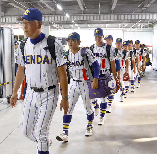 甲子園球場に入る健大高崎・青柳博文監督(左)とナイン(撮影・上田博志)