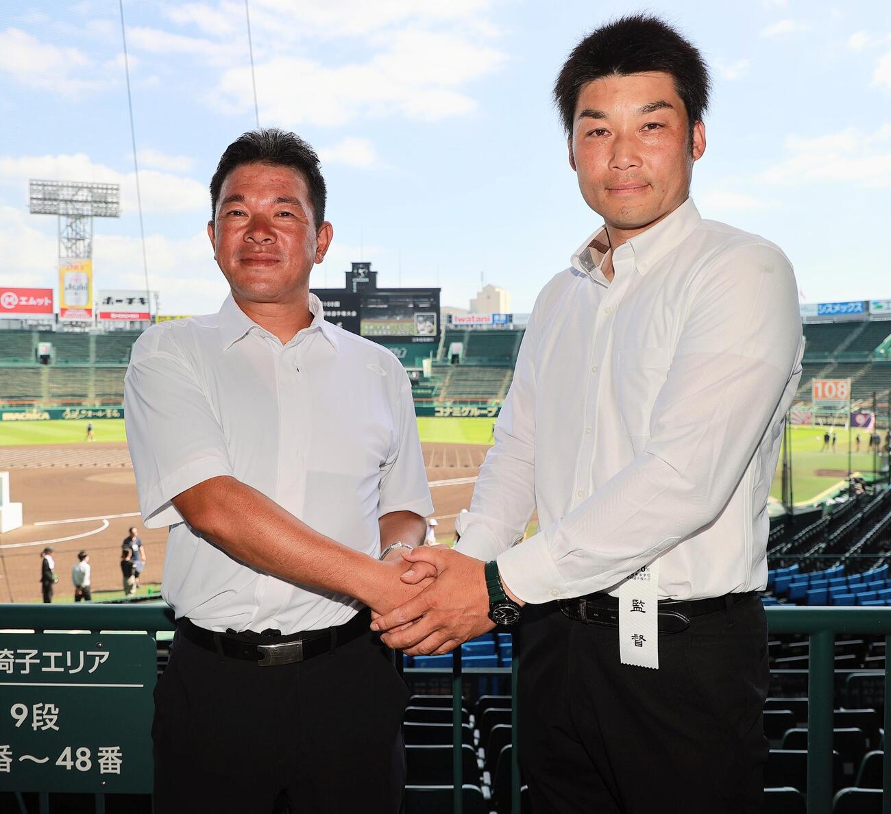 握手をかわす仙台育英の須江航監督（左）と札幌日大の森本琢朗監督（撮影・上山淳一）甲子園球場
