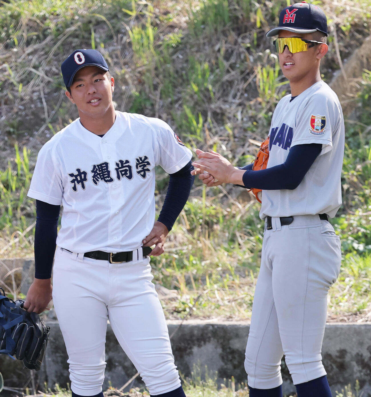 4月、U18日本代表候補強化合宿で話す沖縄尚学・末吉良丞（左）と横浜・織田翔希