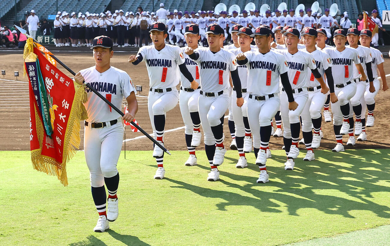 開会式リハーサルで甲子園球場のグラウンドを行進する横浜ナイン（撮影・上田博志）