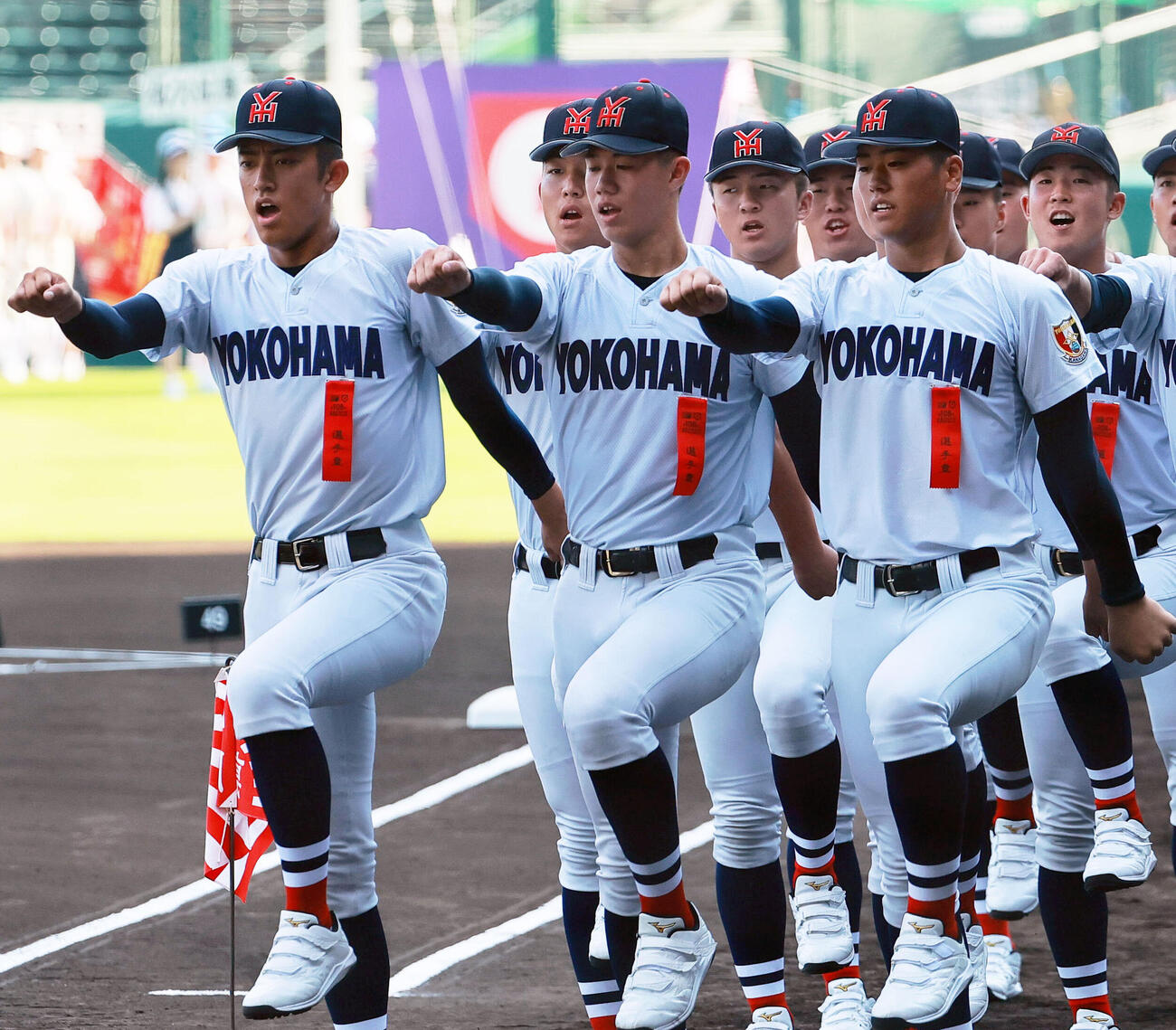 開会式のリハーサルで行進する横浜の織田翔希（左）ら（撮影・上山淳一）