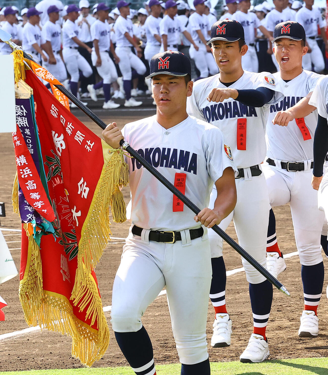開会式リハーサルで甲子園球場のグラウンドを行進する横浜エース織田翔希（中央）とナイン（撮影・上田博志）
