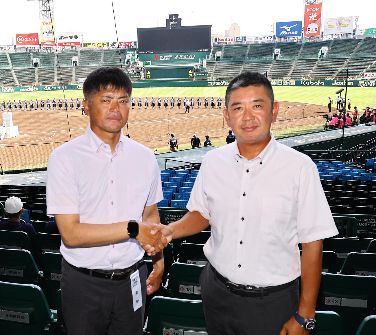 握手を交わす沖縄尚学・比嘉公也監督（左）と横浜・村田浩明監督（撮影・上田博志）