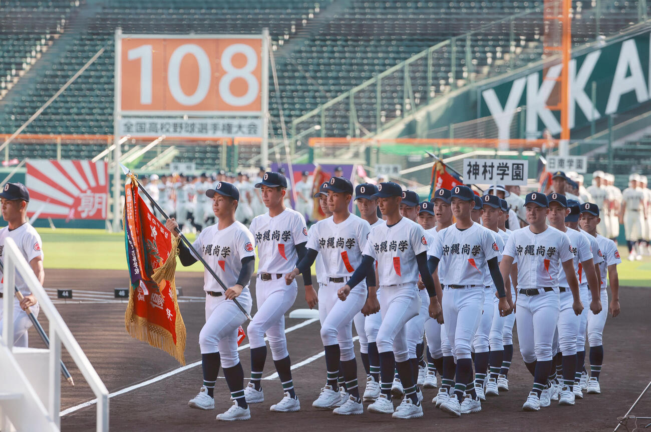開会式のリハーサルで行進する前年度優勝校の沖縄尚学ナイン（撮影・上山淳一）
