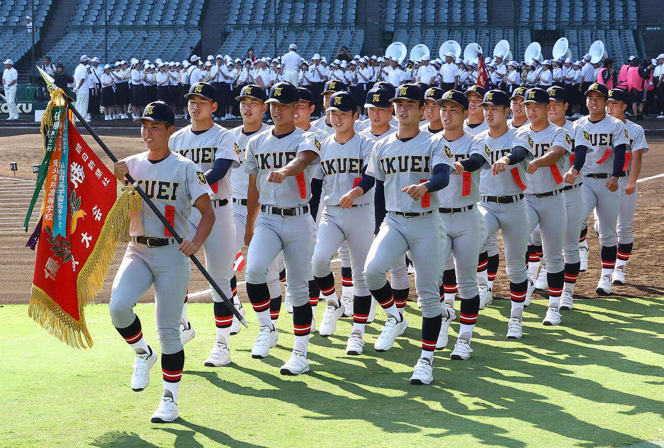 開会式リハーサルで甲子園球場のグラウンドを行進する仙台育英ナイン（撮影・上田博志）