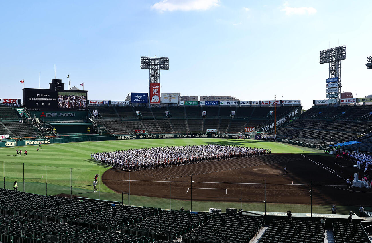 開会式リハーサルで甲子園球場のグラウンドを行進する代表校のナイン（撮影・上田博志）