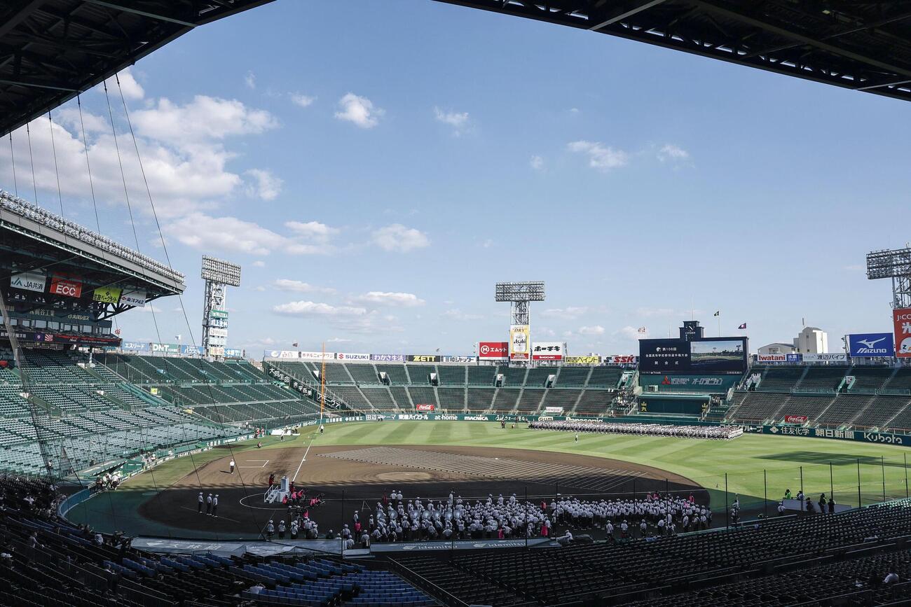 甲子園球場で行われた第108回全国高校野球選手権大会の開会式リハーサル。暑さ対策のため夕方から行われた（共同）