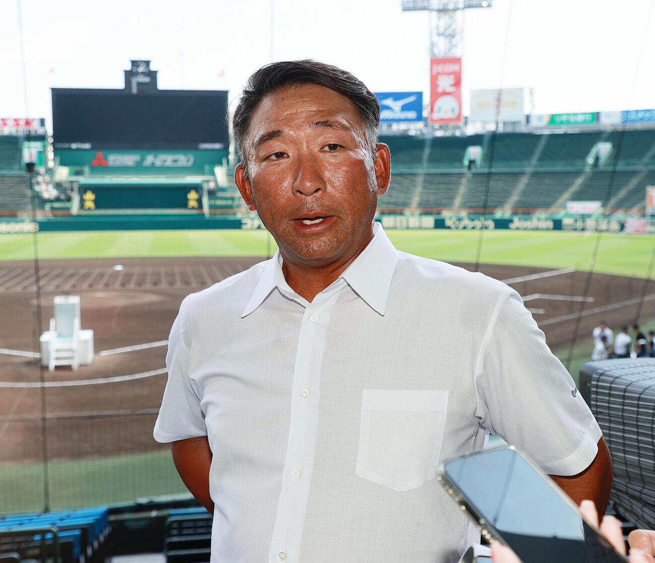 甲子園球場で報道陣に話す智弁和歌山の中谷仁監督（撮影・上山淳一）