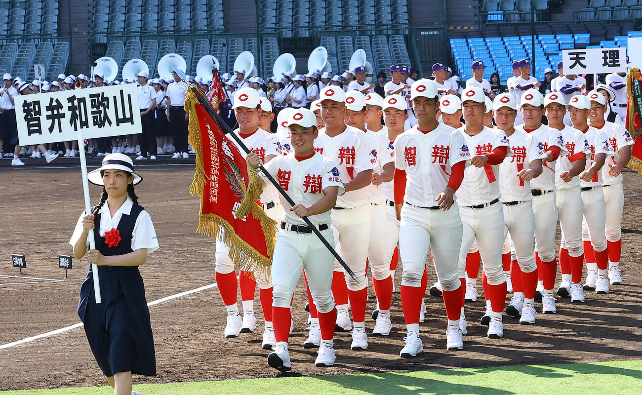開会式リハーサルで甲子園球場のグラウンドを行進する智弁和歌山ナイン（撮影・上田博志）