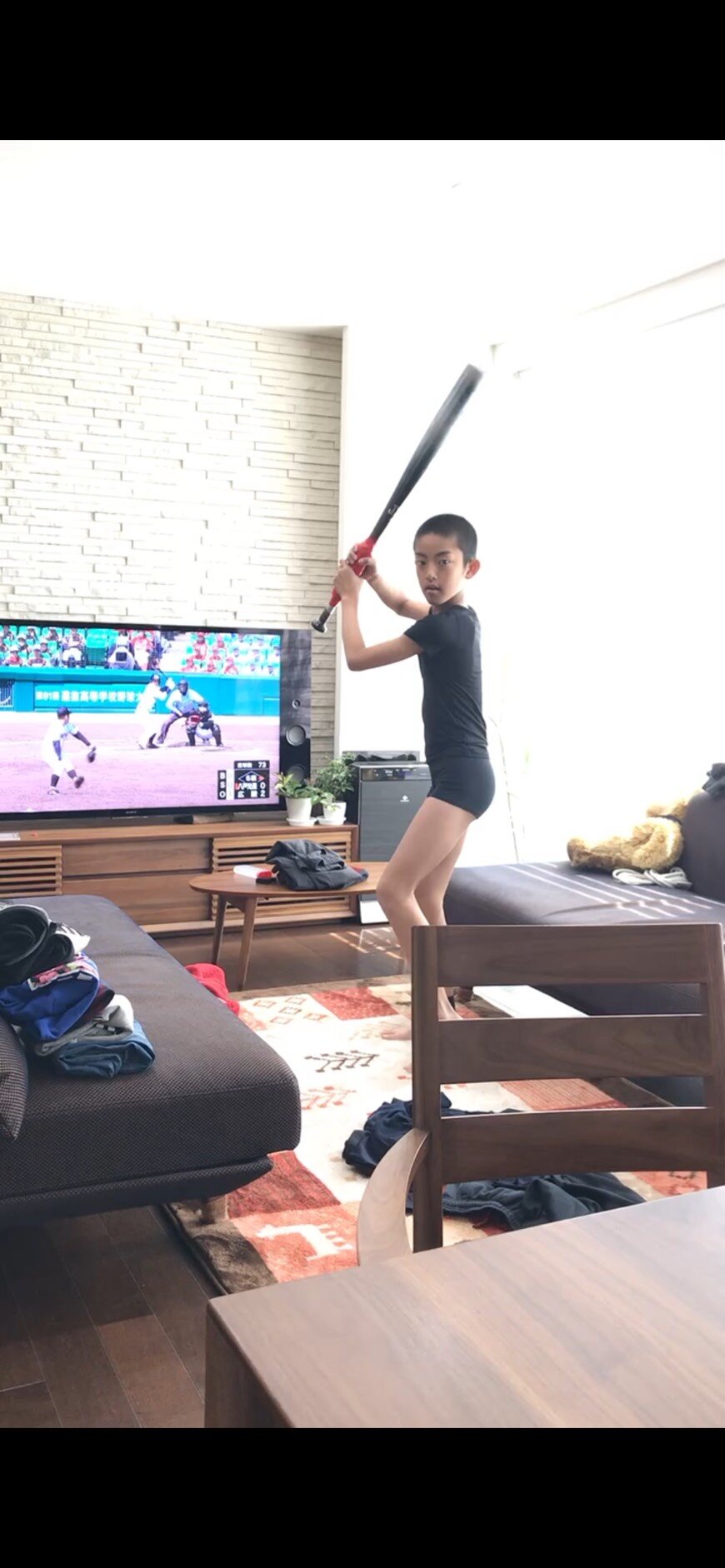 幼少時、甲子園の中継を見ながらバットを振る横浜、織田翔希＝外部提供　※ご家族提供