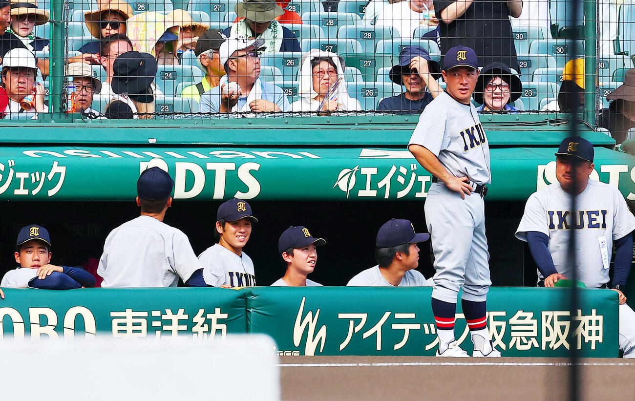 開会式を前にベンチに入る仙台育英・須江航監督ら（撮影・野上伸悟）