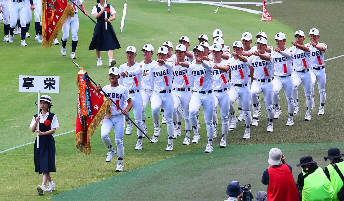 入場行進する享栄の選手たち（撮影・野上伸悟）