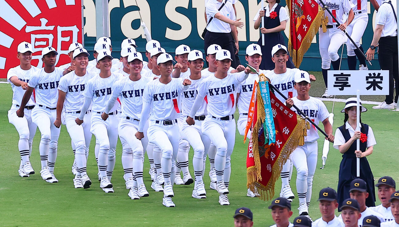 入場行進する享栄の選手たち（撮影・野上伸悟）