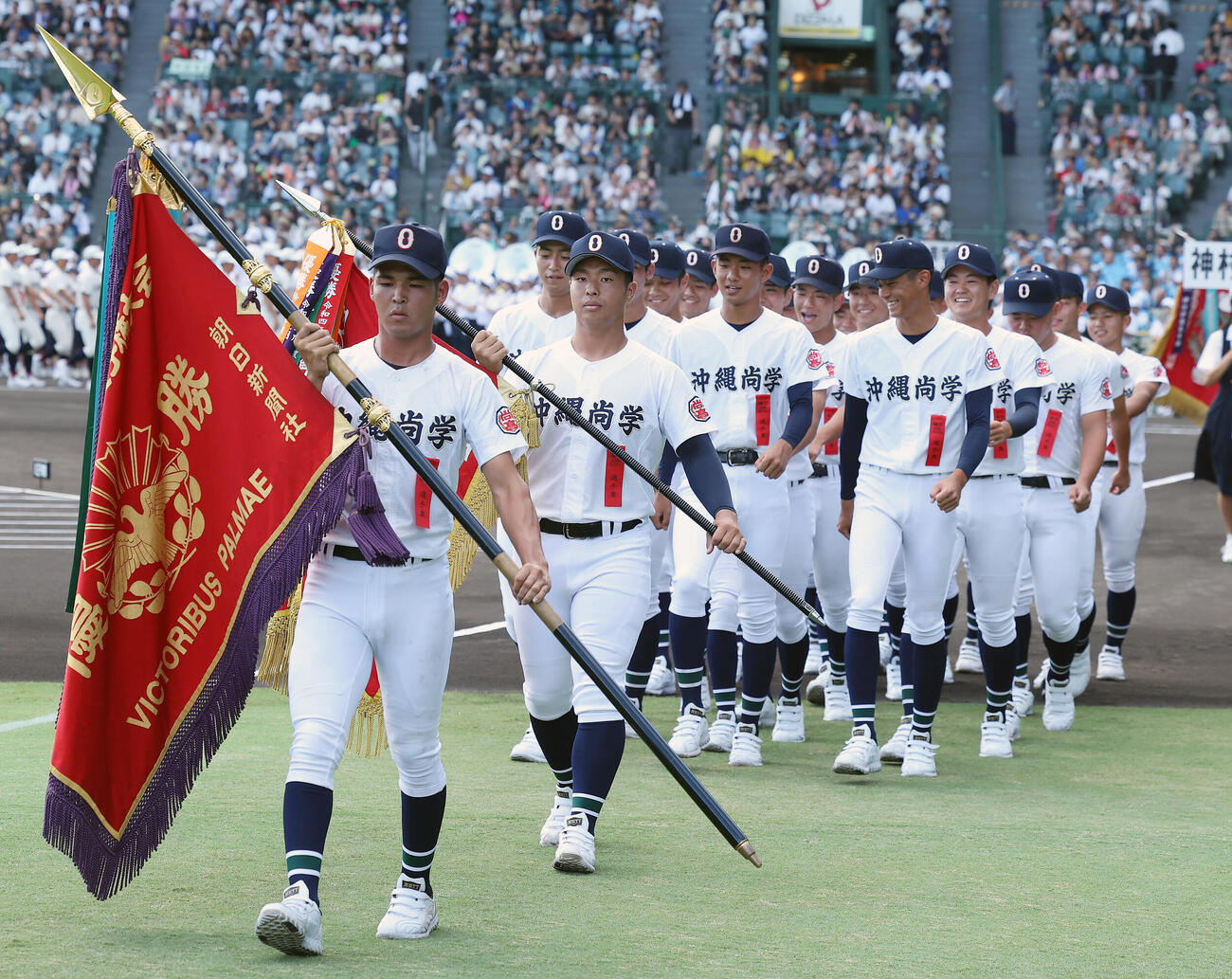 開会式で行進する沖縄尚学の選手たち（撮影・前田充）