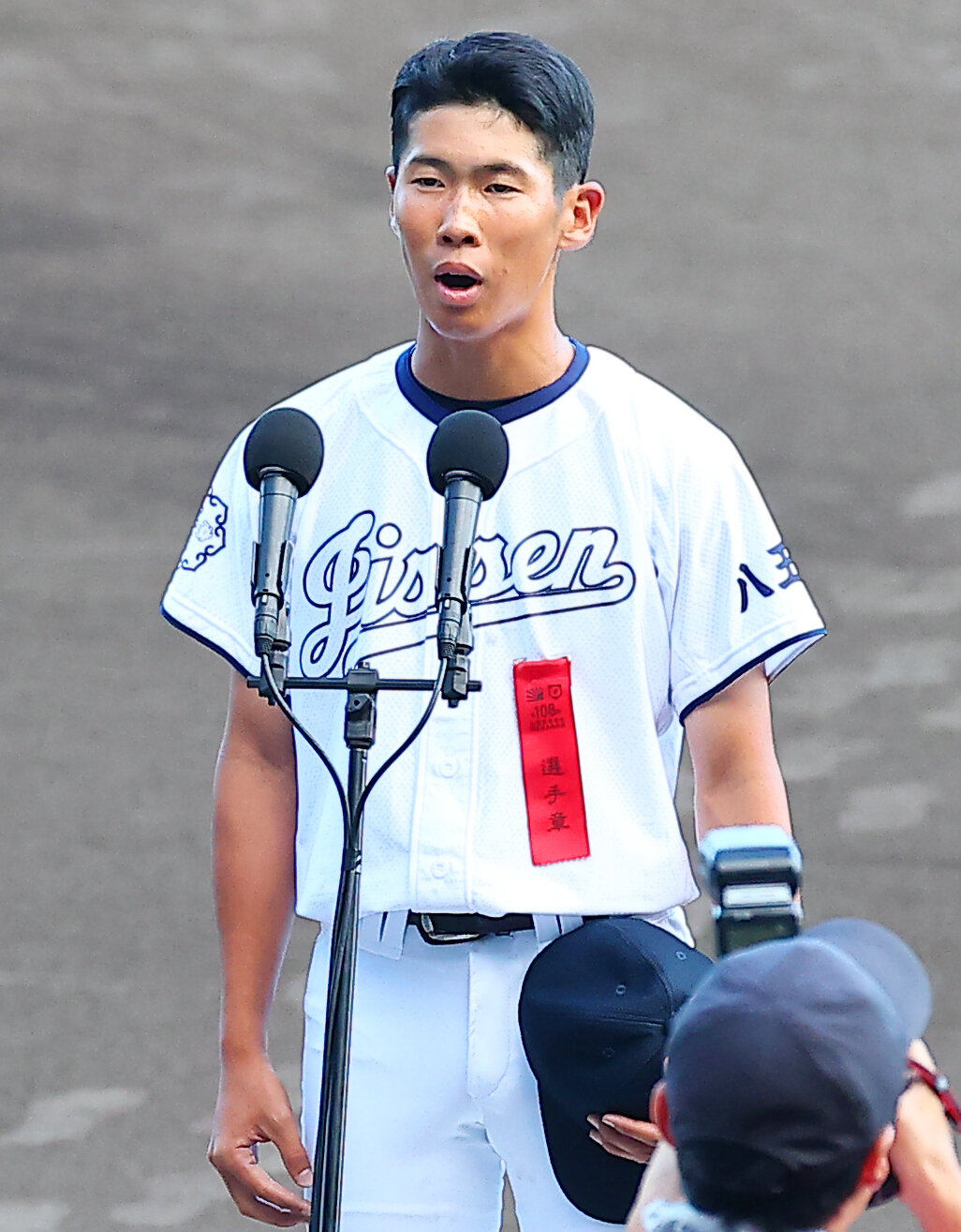選手宣誓を行う八王子実践・矢沢陵磨主将（撮影・野上伸悟）