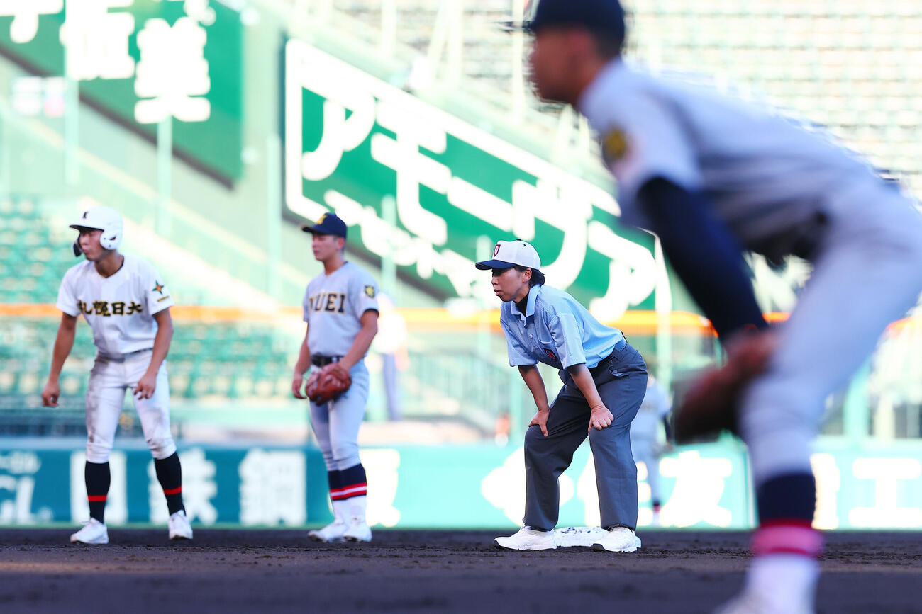 札幌日大対仙台育英　二塁塁審を担当する森田真紀審判員（撮影・野上伸悟）