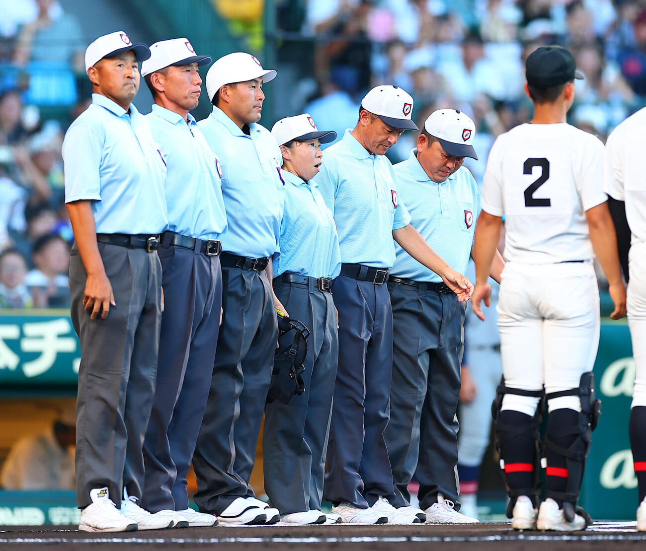 札幌日大対仙台育英　試合開始のあいさつをするる森田真紀審判員（中央）ら（撮影・野上伸悟）