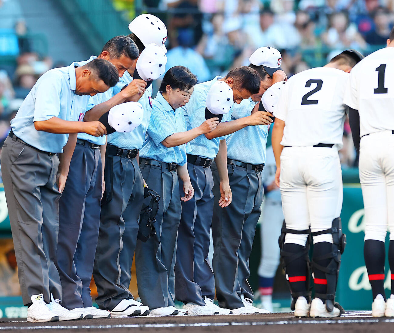 札幌日大対仙台育英　試合開始のあいさつをするる森田真紀審判員（中央）ら（撮影・野上伸悟）