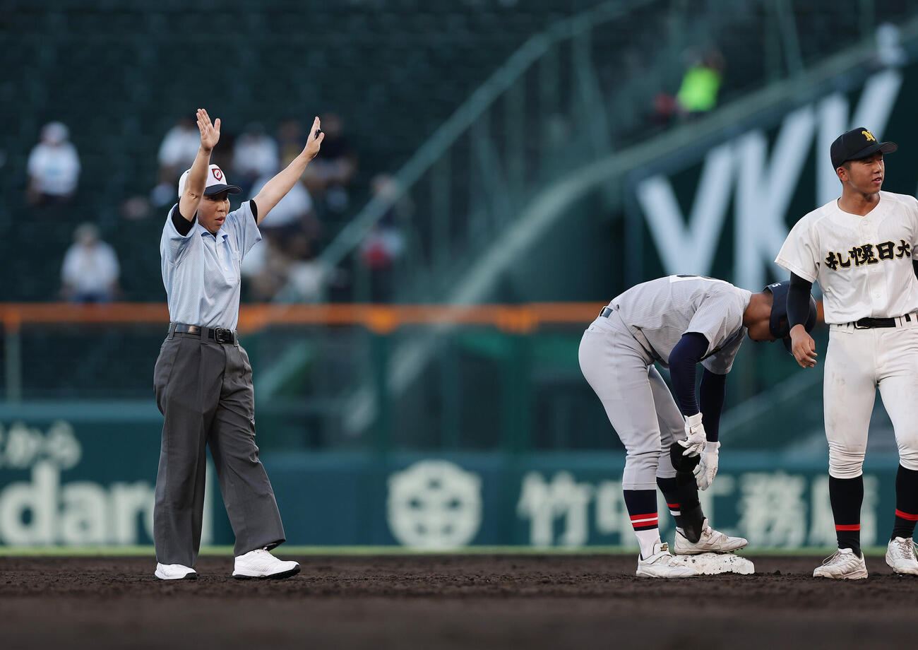 札幌日大対仙台育英　二塁塁審を務める森田真紀審判員（左）（撮影・前田充）
