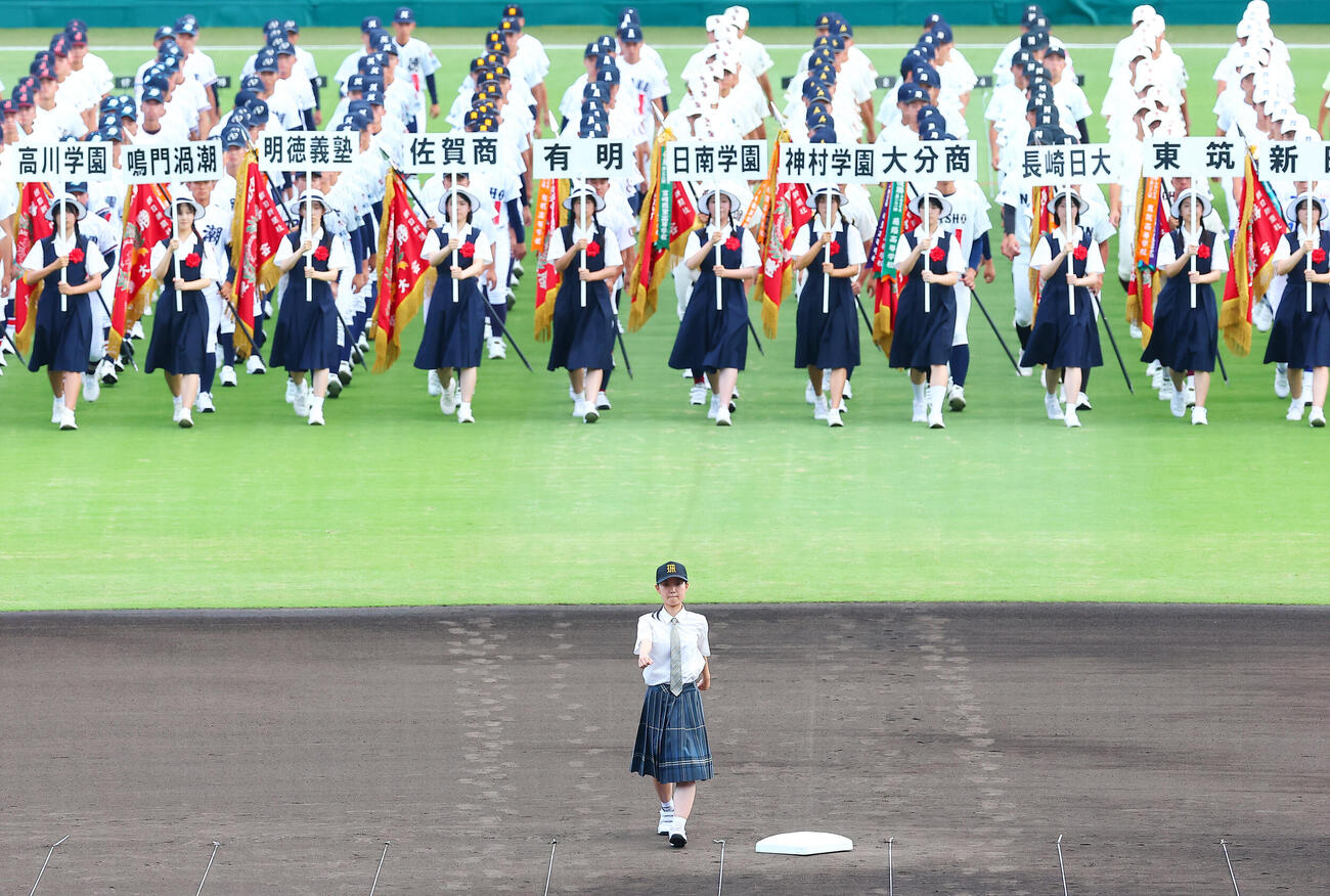 開会式で選手を先導する都立三田の山田優菜マネジャー（撮影・野上伸悟）