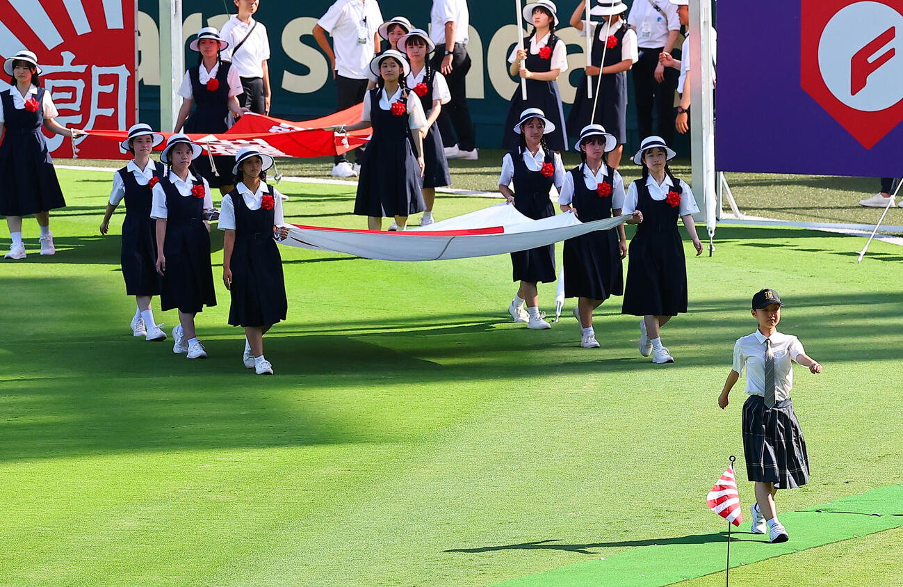 開会式で選手を先導する都立三田の山田優菜マネジャー（撮影・野上伸悟）