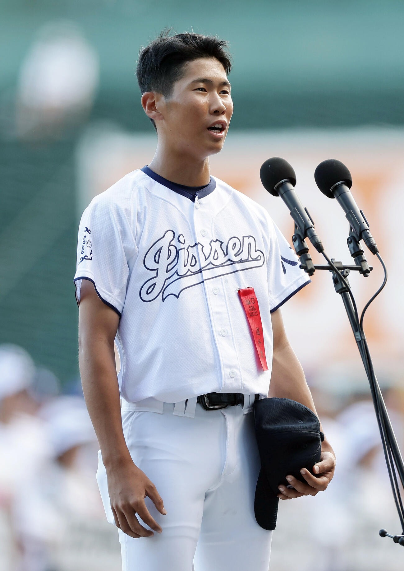 開会式で選手宣誓を行う八王子実践・矢沢陵磨主将（撮影・前田充）