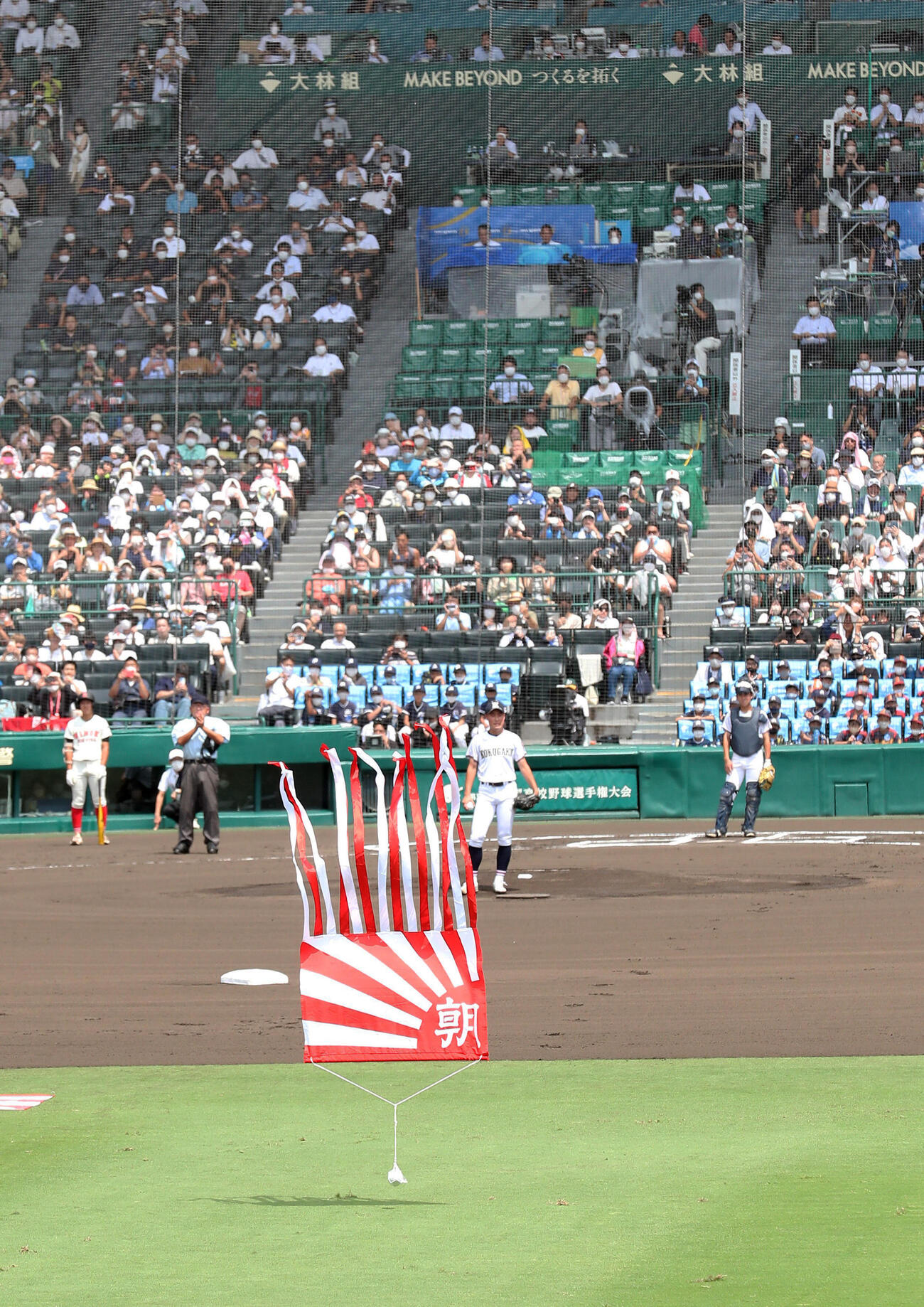2025年8月5日、第107回全国高等学校野球選手権大会　ヘリコプターから始球式のボールが落とされた