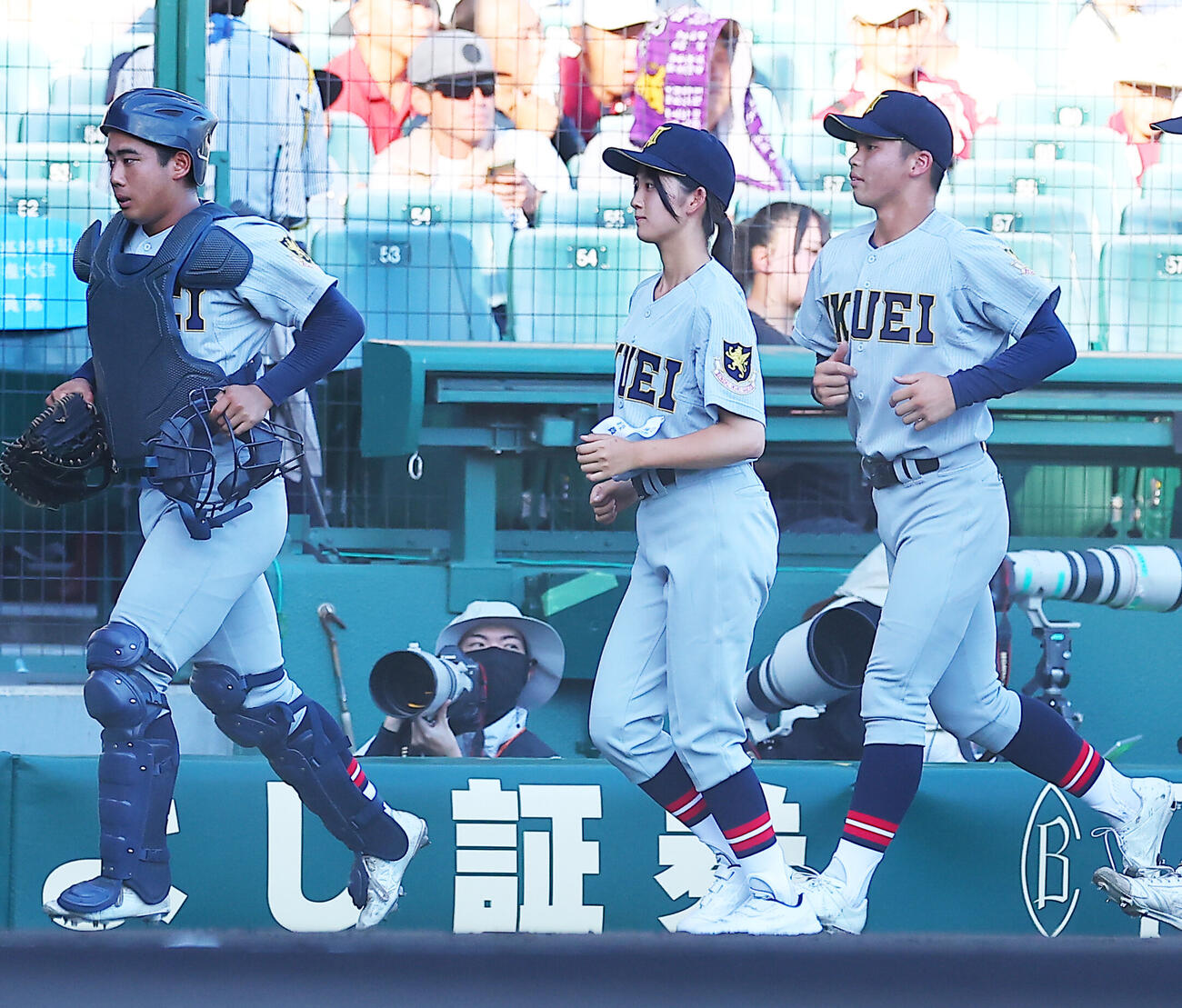 札幌日大対仙台育英　試合前に応援席にあいさつした仙台育英の学生コーチ兼マネジャーの星よつは記録員（中央）ら（撮影・野上伸悟）