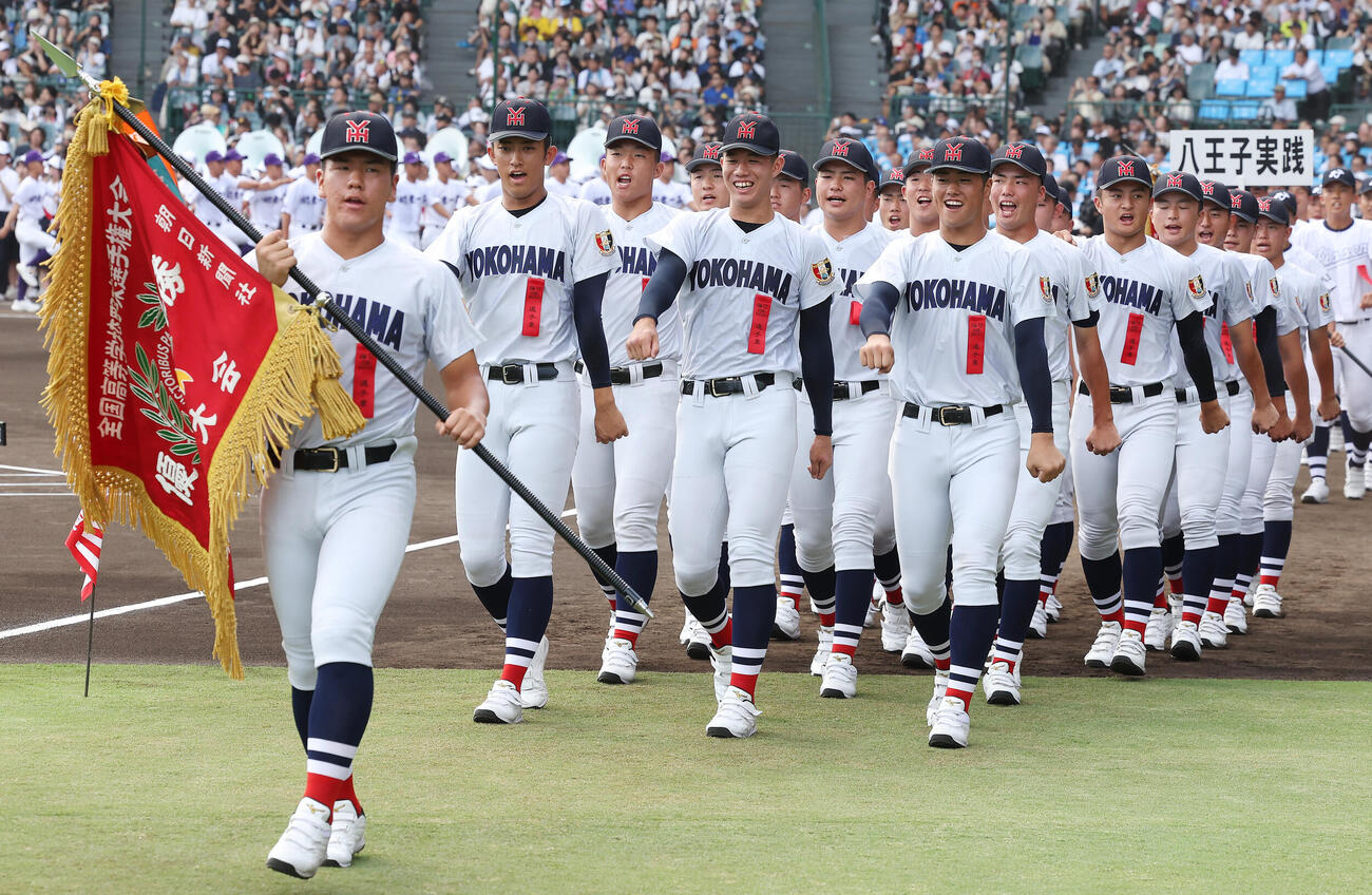 開会式で行進する横浜の選手たち（撮影・前田充）