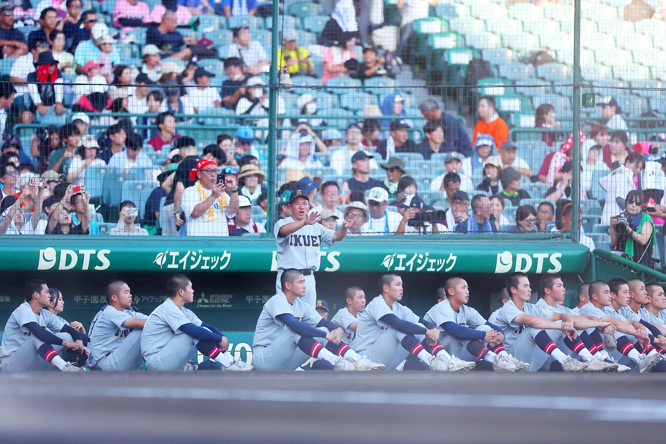 札幌日大対仙台育英　試合前に選手をグラウンドに座らせ..声をかける仙台育英・須江航監督（撮影・野上伸悟）