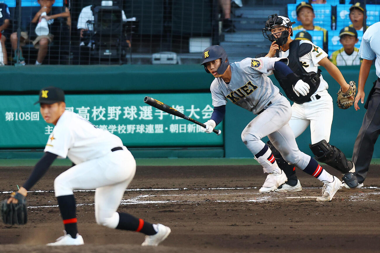 札幌日大－仙台育英　三回裏仙台育英2死二塁、斎藤は中前に先制適時打を放つ=上田博志撮影