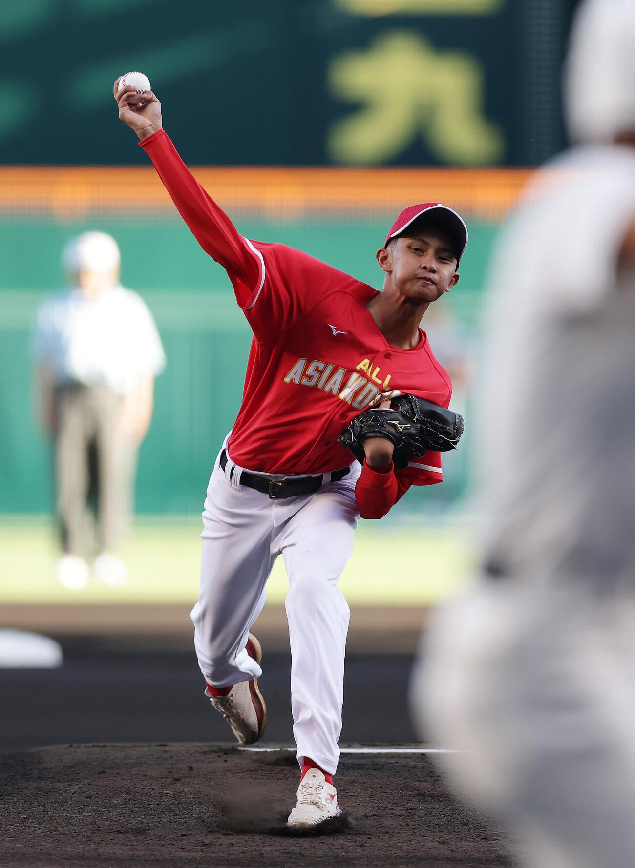 札幌日大対仙台育英　始球式を務めるトゥク・ムハンマド・エミール・ラヤさん（撮影・前田充）