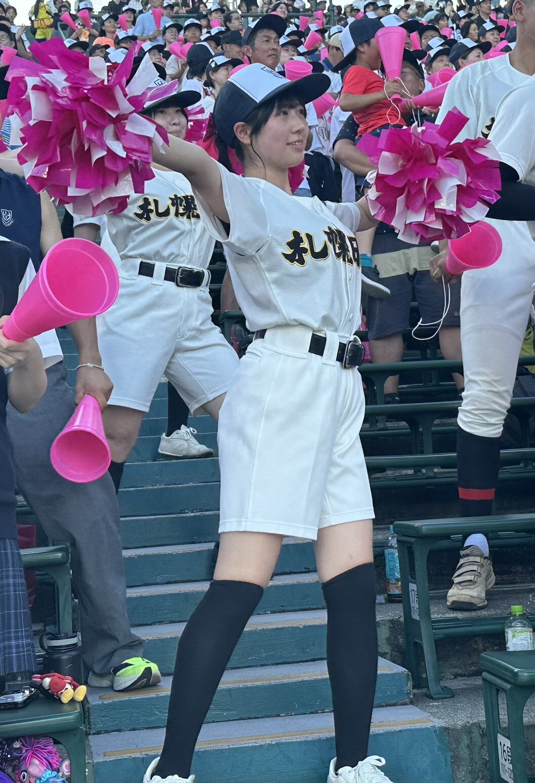 有志応援団としてアルプススタンドから声援を送る札幌日大・星田明音（撮影・田島優大）