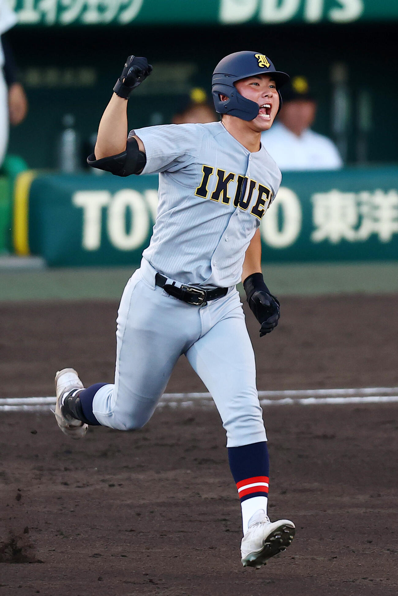 札幌日大－仙台育英　四回裏仙台育英1死、田山は右越えに本塁打を放ちガッツポーズで一塁を回る=上田博志撮影