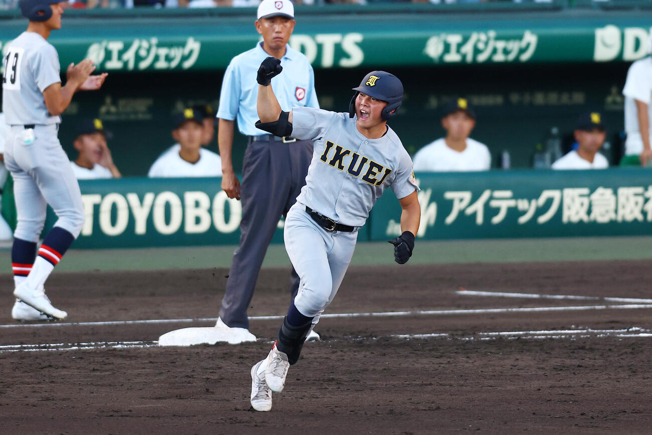 札幌日大－仙台育英　四回裏仙台育英1死、田山は右越えに本塁打を放ちガッツポーズで一塁を回る=上田博志撮影
