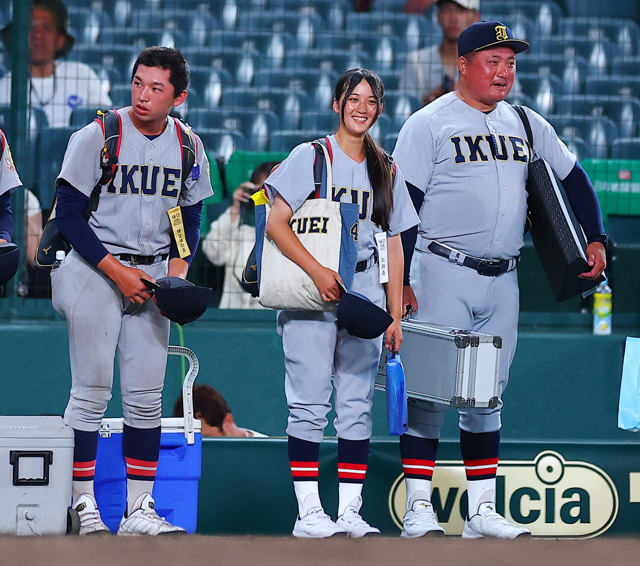 札幌日大対仙台育英　勝利し笑顔で整列する学生コーチ兼マネジャーの仙台育英・星よつは記録員（中央）ら（撮影・野上伸悟）