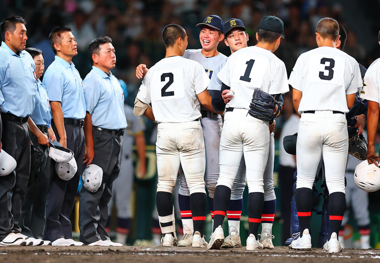 札幌日大対仙台育英　健闘をたたえ合う両校選手たち（撮影・野上伸悟）